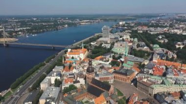 Riga, Letonya - Mayıs 2019: Katedralli tarihi yer ve Daugava Nehri üzerindeki köprü.