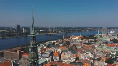 Riga, Letonya - Mayıs 2019: Eski şehir Riga ve Daugava nehrinin en ünlü örümceklerinin hava aracı görüntüsü.