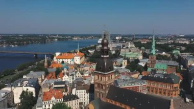Riga, Letonya - Mayıs 2019: Daugava nehri yakınlarındaki eski Riga kasabasının hava manzarası.