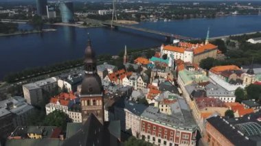Riga, Letonya - Mayıs 2019: Daugava nehri kıyısındaki eski Riga kasabasının havadan görünüşü.
