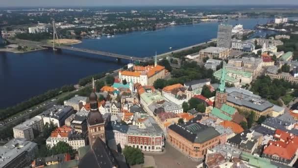 RIGA, LETTONIE - MAI 2019 : Vue aérienne du lieu historique de Riga avec des cathédrales et un pont sur la rivière Daugava . — Video