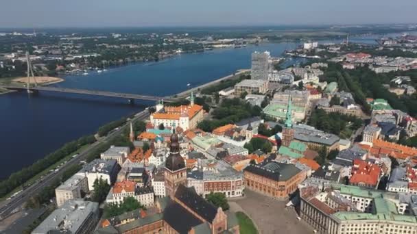 Riga, Lettland - maj 2019: Flygfoto över Rigas historiska plats med katedraler och en bro över floden Daugava. — Stockvideo