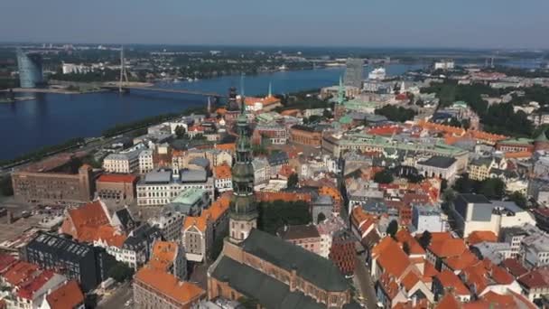 Riga, Letland - mei 2019: Luchtfoto van de beroemdste spiers van de oude stad Riga en de Daugava rivier. — Stockvideo