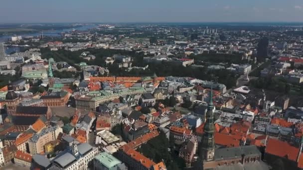 RIGA, LETTONIA - MAGGIO 2019: Veduta aerea del drone delle guglie più famose della città vecchia di Riga e del fiume Daugava . — Video Stock