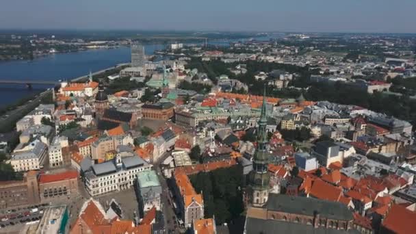 Riga, Letland - mei 2019: Luchtfoto van de beroemdste spiers van de oude stad Riga en de Daugava rivier. — Stockvideo