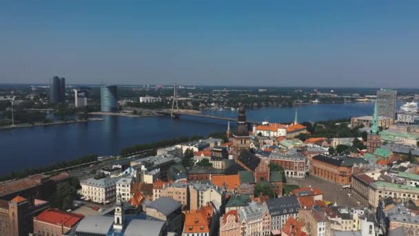 RIGA, LATVIA - MAYO 2019: Vista aérea de los pinchos más famosos de la ciudad vieja de Riga y el río Daugava . — Vídeos de Stock