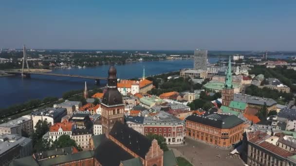 Riga, Lettland - maj 2019: Flygdrönare med utsikt över de mest kända spionerna i den gamla staden Riga och floden Daugava. — Stockvideo