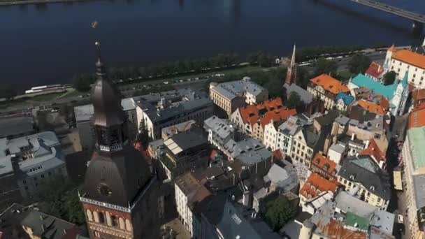 Riga, Lettland - maj 2019: Flygfoto över gamla stan i Riga nära strandpromenaden Daugava. — Stockvideo