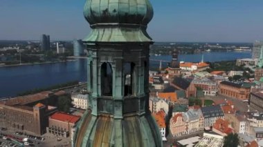 Riga, Letonya - Mayıs 2019: St. Peters katedralinin eski Riga kasabasının güzel hava manzarası.