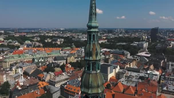 Riga, Lettország - 2019. május: Gyönyörű légi panoráma Riga óvárosára a Szent Péter katedrális mellett. — Stock videók