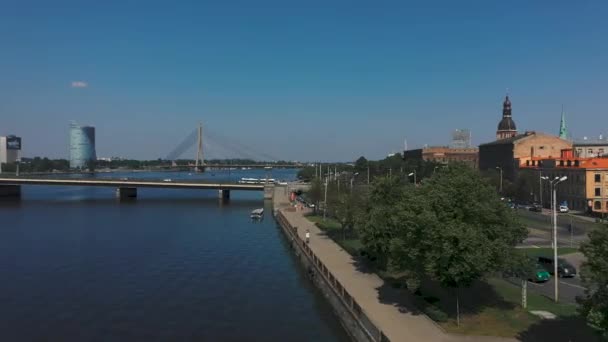 Riga, Letonya - Mayıs 2019: Güneşli bir günde şehir merkezindeki Daugava nehri üzerindeki köprünün insansız hava aracı görüntüsü. — Stok video