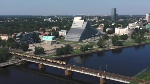 RIGA, LATVIA - MAIO, 2019: Vista aérea do drone da ponte do rio Daugava no centro da cidade no dia ensolarado . — Vídeo de Stock