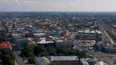 Riga, Letonya - Mayıs 2019: Riga 'daki tren istasyonu ve günlük şehir hayatının hava manzarası.