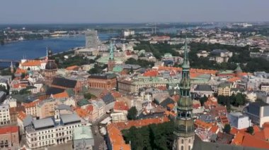 Riga, Letonya - Mayıs 2019 Eski Riga kasabasının güzel hava manzarası ve St. Peters katedralinin kulesi.