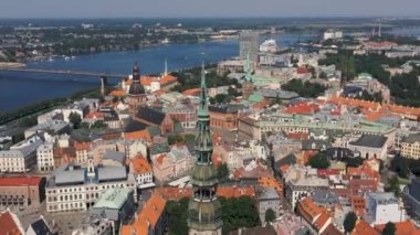 Riga, Letonya - Mayıs 2019: St. Peters katedralinin eski Riga kasabasının güzel hava manzarası.