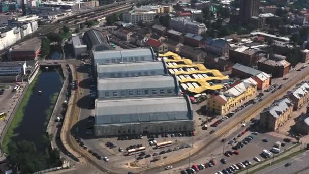 RIGA, LATVIA - MAYO 2019: Vista aérea del mercado central con muchos pabellones cerca del centro histórico de Riga . — Vídeo de stock