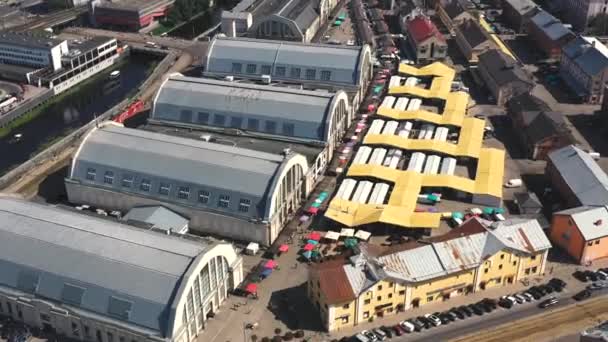 RIGA, LATVIA - MAIO, 2019: Vista aérea do mercado central com muitos pavilhões perto do centro histórico de Riga . — Vídeo de Stock