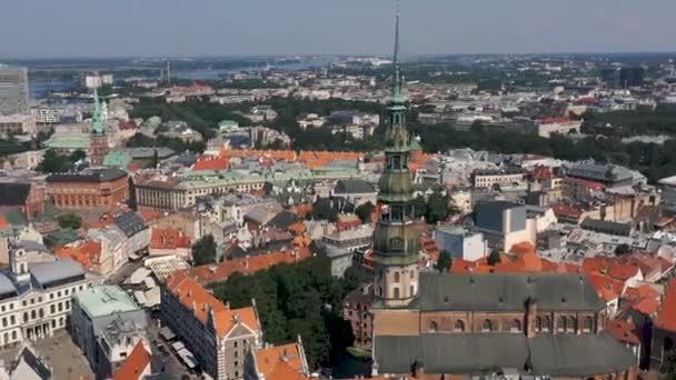 Ryga, Łotwa - maj 2019: Piękny widok z lotu ptaka na stare miasto Rygi przy katedrze św. Piotra. — Wideo stockowe