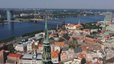 Riga, Letonya - Mayıs 2019: St. Peters katedralinin eski Riga kasabasının güzel hava manzarası.