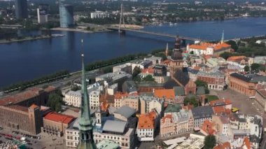 Riga, Letonya - Mayıs 2019: St. Peters katedralinin eski Riga kasabasının güzel hava manzarası.