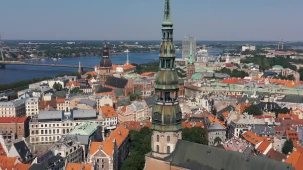 Riga, Lettland - maj 2019: Vacker utsikt över gamla stan i Riga vid St Peters katedral. — Stockvideo