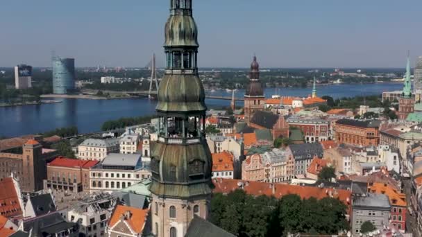 Riga, Lettland - maj 2019: Vacker utsikt över gamla stan i Riga vid St Peters katedral. — Stockvideo
