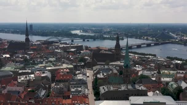 Riga, Lotyšsko - květen, 2019: Letecký výhled na historické místo Rigy a Rigy přes řeku Daugavu. — Stock video