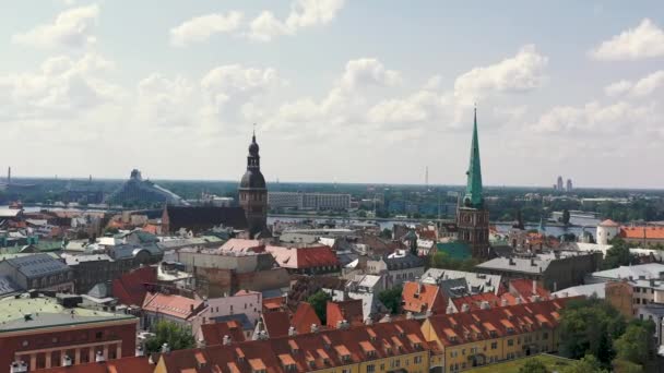 РИГА, Латвия - МАЙ, 2019: Вид с воздуха на историческое место Риги и Рижские мосты через реку Даугаву . — стоковое видео