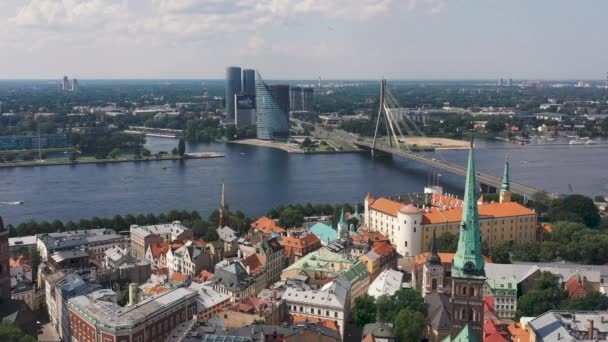 RIGA, LETTONIE - MAI 2019 : Vue aérienne de la vieille ville de Riga et du pont du Vansu à travers la rivière Daugava . — Video