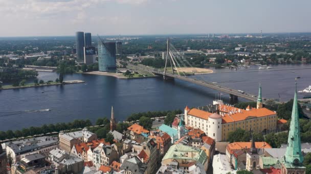 RIGA, LATVIA-MAYO 2019: Vista aérea del casco antiguo de Riga y el puente de Vansu a través del río Daugava . — Vídeos de Stock