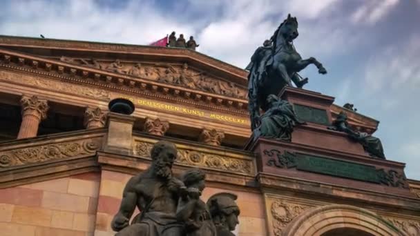 Берлін, Німеччина - травень 2019: Timelapse view of the historic building of Old National Gallery — стокове відео