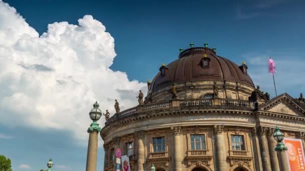 Berlin, Tyskland - maj 2019: Timelapse utsikt över Bode Museum i Berlins centrum nära floden Spree — Stockvideo