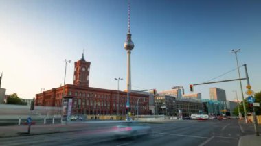 Berlin, Almanya - Mayıs 2019: Orta Berlin ve Spree Nehri yakınlarındaki ünlü televizyon kulesi
