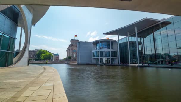 Βερολίνο, Γερμανία - Μάιος 2019: Timelapse άποψη ενός ποταμού Spree, με βάρκες στο κέντρο της πόλης κοντά Bundestag. — Αρχείο Βίντεο