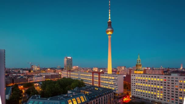 БЕРЛИН, ГЕРМАНИЯ - МАЙ, 2019: Timelapse view of Central Berlin and famous television tower near Spree River — стоковое видео