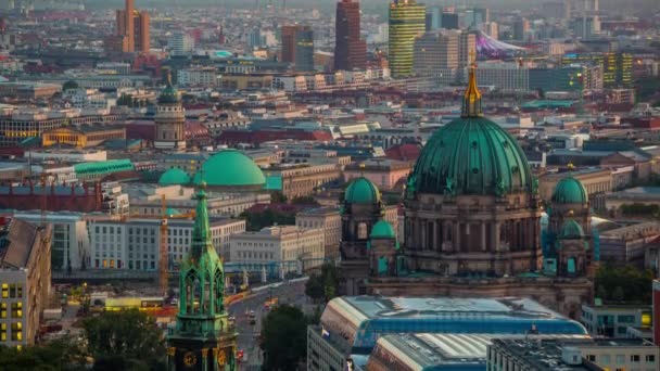 Berlin, Németország - 2019. május: Timelapse kilátás Berlin belvárosára felülről, híres történelmi épületek naplementekor. — Stock videók