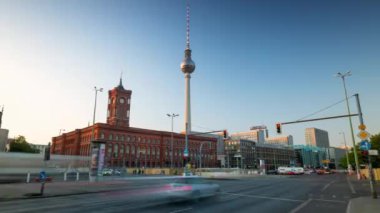 Berlin, Almanya - Mayıs 2019: Orta Berlin ve Spree Nehri yakınlarındaki ünlü televizyon kulesi