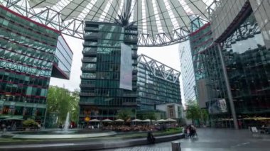 Berlin, Almanya - Mayıs 2019: Berlin Potsdam Meydanı 'ndaki ünlü tarihi eser üzerindeki fütüristik modern binanın zamanlaması.