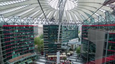 Berlin, Almanya - Mayıs 2019: Berlin Potsdam Meydanı 'ndaki ünlü tarihi eser üzerindeki fütüristik modern binanın zamanlaması.