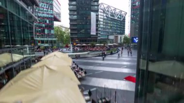 Berlin, Almanya - Mayıs 2019: Berlin Potsdam Meydanı 'ndaki ünlü tarihi eser üzerindeki fütüristik modern binanın zamanlaması.