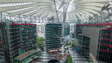 Berlin, Almanya - Mayıs 2019: Berlin Potsdam Meydanı 'ndaki ünlü tarihi eser üzerindeki fütüristik modern binanın zamanlaması.