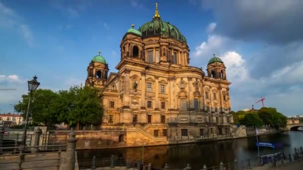 BERLÍN, ALEMANIA - MAYO DE 2019: Vista del Timelapse del edificio histórico Berliner Dom cerca del río Spree — Vídeos de Stock