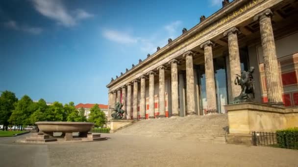 БЕРЛИН, ГЕРМАНИЯ - МАЙ, 2019: Timelapse view of the historic building of Berlin Old Museum Altes Museum — стоковое видео