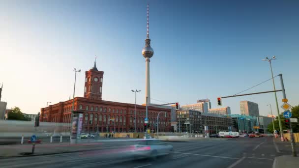 Berlín, Německo - květen, 2019: Včasný pohled na Střední Berlín a slavnou televizní věž u řeky Sprévy — Stock video
