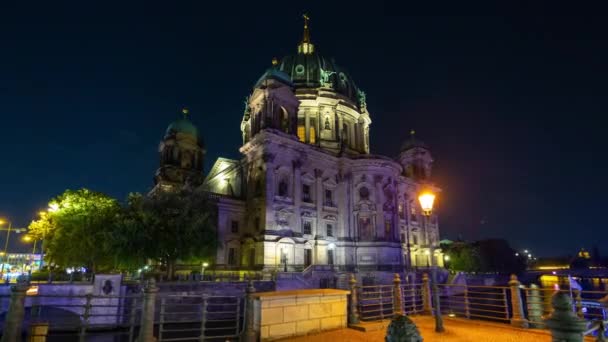 Berlín, Německo - květen, 2019: Včasný pohled na historickou budovu Berliner Dom u řeky Sprévy — Stock video