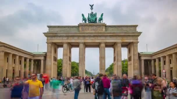 ベルリン、ドイツ- 2019年5月:日中に有名な歴史的建造物ブランデンブルク門のタイムラプスビュー — ストック動画