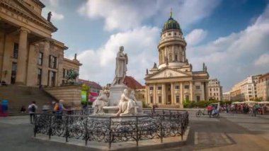 Berlin, Almanya - Mayıs 2019: Fransız kilisesi yakınlarındaki ünlü Berlin tiyatrosunun zamanlaması.