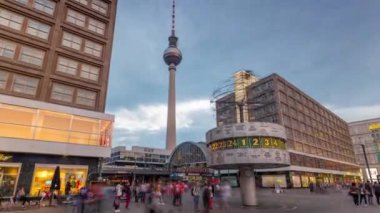 Berlin, Almanya - Mayıs 2019: Alexanderplatz 'daki Dünya saatinin zamanlaması, büyük kare ve ulaşım merkezi.