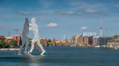 Berlin, Almanya - Mayıs 2019: Berlin şehir merkezindeki Spree nehrinde Molekül Adam heykeli