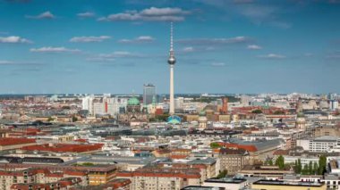 Berlin, Almanya - Mayıs 2019: Orta Berlin ve Spree Nehri yakınlarındaki ünlü televizyon kulesi
